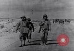 Standbild US Infanteristen marschieren Tunesien Nordafrika, 1943, aus Sekunde 6 historischem Filmmaterial Videoclip 65675030917