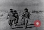 Standbild US Infanteristen marschieren Tunesien Nordafrika, 1943, aus Sekunde 7 historischem Filmmaterial Videoclip 65675030917