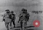 Standbild US Infanteristen marschieren Tunesien Nordafrika, 1943, aus Sekunde 8 historischem Filmmaterial Videoclip 65675030917