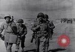 Standbild US Infanteristen marschieren Tunesien Nordafrika, 1943, aus Sekunde 9 historischem Filmmaterial Videoclip 65675030917