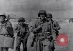 Standbild US Infanteristen marschieren Tunesien Nordafrika, 1943, aus Sekunde 10 historischem Filmmaterial Videoclip 65675030917