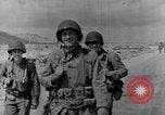 Standbild US Infanteristen marschieren Tunesien Nordafrika, 1943, aus Sekunde 11 historischem Filmmaterial Videoclip 65675030917