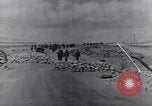 Standbild US Infanteristen marschieren Tunesien Nordafrika, 1943, aus Sekunde 12 historischem Filmmaterial Videoclip 65675030917