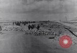 Standbild US Infanteristen marschieren Tunesien Nordafrika, 1943, aus Sekunde 14 historischem Filmmaterial Videoclip 65675030917
