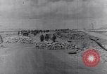 Standbild US Infanteristen marschieren Tunesien Nordafrika, 1943, aus Sekunde 15 historischem Filmmaterial Videoclip 65675030917
