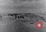 Standbild US Infanteristen marschieren Tunesien Nordafrika, 1943, aus Sekunde 18 historischem Filmmaterial Videoclip 65675030917
