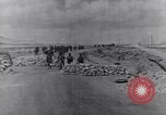 Standbild US Infanteristen marschieren Tunesien Nordafrika, 1943, aus Sekunde 20 historischem Filmmaterial Videoclip 65675030917