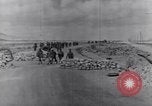 Standbild US Infanteristen marschieren Tunesien Nordafrika, 1943, aus Sekunde 21 historischem Filmmaterial Videoclip 65675030917