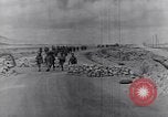 Standbild US Infanteristen marschieren Tunesien Nordafrika, 1943, aus Sekunde 22 historischem Filmmaterial Videoclip 65675030917