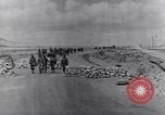 Standbild US Infanteristen marschieren Tunesien Nordafrika, 1943, aus Sekunde 23 historischem Filmmaterial Videoclip 65675030917