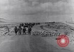 Standbild US Infanteristen marschieren Tunesien Nordafrika, 1943, aus Sekunde 24 historischem Filmmaterial Videoclip 65675030917
