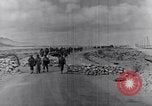 Standbild US Infanteristen marschieren Tunesien Nordafrika, 1943, aus Sekunde 25 historischem Filmmaterial Videoclip 65675030917