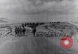Standbild US Infanteristen marschieren Tunesien Nordafrika, 1943, aus Sekunde 26 historischem Filmmaterial Videoclip 65675030917