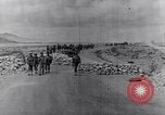 Standbild US Infanteristen marschieren Tunesien Nordafrika, 1943, aus Sekunde 27 historischem Filmmaterial Videoclip 65675030917