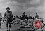 Standbild US Infanteristen marschieren Tunesien Nordafrika, 1943, aus Sekunde 28 historischem Filmmaterial Videoclip 65675030917