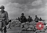 Standbild US Infanteristen marschieren Tunesien Nordafrika, 1943, aus Sekunde 29 historischem Filmmaterial Videoclip 65675030917