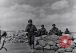 Standbild US Infanteristen marschieren Tunesien Nordafrika, 1943, aus Sekunde 30 historischem Filmmaterial Videoclip 65675030917