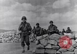 Standbild US Infanteristen marschieren Tunesien Nordafrika, 1943, aus Sekunde 31 historischem Filmmaterial Videoclip 65675030917