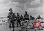 Standbild US Infanteristen marschieren Tunesien Nordafrika, 1943, aus Sekunde 32 historischem Filmmaterial Videoclip 65675030917