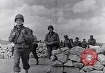 Standbild US Infanteristen marschieren Tunesien Nordafrika, 1943, aus Sekunde 33 historischem Filmmaterial Videoclip 65675030917