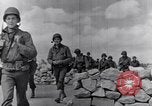 Standbild US Infanteristen marschieren Tunesien Nordafrika, 1943, aus Sekunde 34 historischem Filmmaterial Videoclip 65675030917