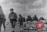 Standbild US Infanteristen marschieren Tunesien Nordafrika, 1943, aus Sekunde 35 historischem Filmmaterial Videoclip 65675030917