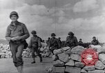 Standbild US Infanteristen marschieren Tunesien Nordafrika, 1943, aus Sekunde 36 historischem Filmmaterial Videoclip 65675030917