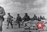 Standbild US Infanteristen marschieren Tunesien Nordafrika, 1943, aus Sekunde 37 historischem Filmmaterial Videoclip 65675030917