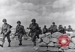 Standbild US Infanteristen marschieren Tunesien Nordafrika, 1943, aus Sekunde 38 historischem Filmmaterial Videoclip 65675030917