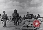 Standbild US Infanteristen marschieren Tunesien Nordafrika, 1943, aus Sekunde 39 historischem Filmmaterial Videoclip 65675030917
