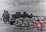 Standbild US Infanteristen marschieren Tunesien Nordafrika, 1943, aus Sekunde 40 historischem Filmmaterial Videoclip 65675030917