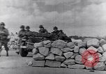 Standbild US Infanteristen marschieren Tunesien Nordafrika, 1943, aus Sekunde 41 historischem Filmmaterial Videoclip 65675030917