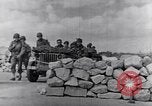 Standbild US Infanteristen marschieren Tunesien Nordafrika, 1943, aus Sekunde 42 historischem Filmmaterial Videoclip 65675030917