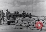 Standbild US Infanteristen marschieren Tunesien Nordafrika, 1943, aus Sekunde 43 historischem Filmmaterial Videoclip 65675030917