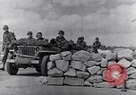 Standbild US Infanteristen marschieren Tunesien Nordafrika, 1943, aus Sekunde 44 historischem Filmmaterial Videoclip 65675030917