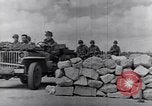Standbild US Infanteristen marschieren Tunesien Nordafrika, 1943, aus Sekunde 45 historischem Filmmaterial Videoclip 65675030917