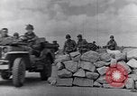 Standbild US Infanteristen marschieren Tunesien Nordafrika, 1943, aus Sekunde 46 historischem Filmmaterial Videoclip 65675030917