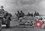 Standbild US Infanteristen marschieren Tunesien Nordafrika, 1943, aus Sekunde 47 historischem Filmmaterial Videoclip 65675030917
