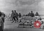 Standbild US Infanteristen marschieren Tunesien Nordafrika, 1943, aus Sekunde 48 historischem Filmmaterial Videoclip 65675030917