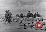 Standbild US Infanteristen marschieren Tunesien Nordafrika, 1943, aus Sekunde 49 historischem Filmmaterial Videoclip 65675030917