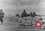 Standbild US Infanteristen marschieren Tunesien Nordafrika, 1943, aus Sekunde 50 historischem Filmmaterial Videoclip 65675030917