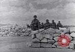 Standbild US Infanteristen marschieren Tunesien Nordafrika, 1943, aus Sekunde 51 historischem Filmmaterial Videoclip 65675030917