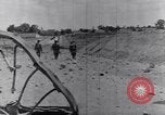 Standbild US Infanteristen marschieren Tunesien Nordafrika, 1943, aus Sekunde 53 historischem Filmmaterial Videoclip 65675030917