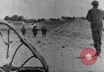Standbild US Infanteristen marschieren Tunesien Nordafrika, 1943, aus Sekunde 54 historischem Filmmaterial Videoclip 65675030917