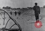 Standbild US Infanteristen marschieren Tunesien Nordafrika, 1943, aus Sekunde 55 historischem Filmmaterial Videoclip 65675030917