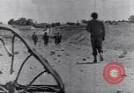 Standbild US Infanteristen marschieren Tunesien Nordafrika, 1943, aus Sekunde 56 historischem Filmmaterial Videoclip 65675030917