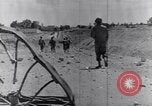 Standbild US Infanteristen marschieren Tunesien Nordafrika, 1943, aus Sekunde 57 historischem Filmmaterial Videoclip 65675030917