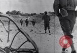 Standbild US Infanteristen marschieren Tunesien Nordafrika, 1943, aus Sekunde 58 historischem Filmmaterial Videoclip 65675030917