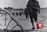 Standbild US Infanteristen marschieren Tunesien Nordafrika, 1943, aus Sekunde 59 historischem Filmmaterial Videoclip 65675030917