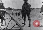 Standbild US Infanteristen marschieren Tunesien Nordafrika, 1943, aus Sekunde 60 historischem Filmmaterial Videoclip 65675030917